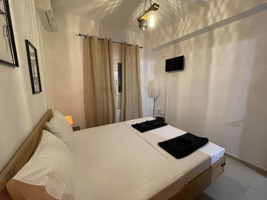 F K Room 3 Aigio Bagian luar foto