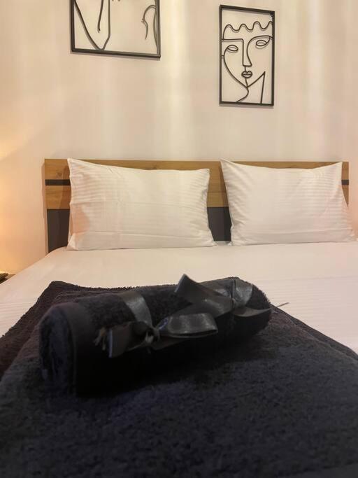 F K Room 3 Aigio Bagian luar foto