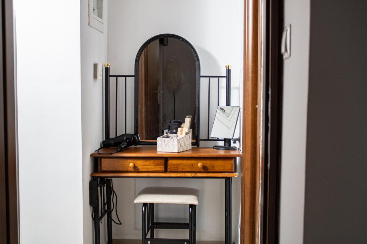 F K Room 3 Aigio Bagian luar foto