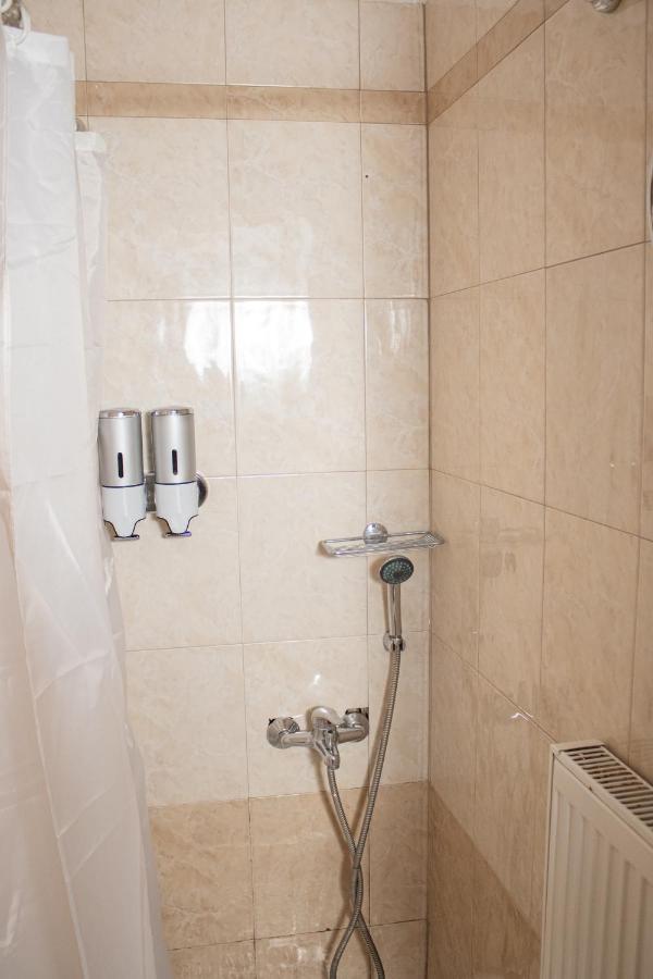 F K Room 3 Aigio Bagian luar foto